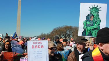Beneficiados por el programa DACA manifiestan en Washington.