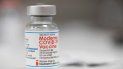 Un vial de la vacuna de Moderna contra el COVID-19 en el mostrador de una farmacia en Portland, Oregon, el lunes 27 de diciembre de 2021. 