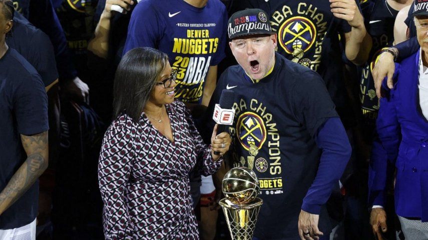 El entrenador en jefe Michael Malone de los Denver Nuggets es entrevistado después de una victoria 94-89 contra el Miami Heat en el Juego Cinco de las Finales de la NBA 2023 para ganar el Campeonato de la NBA en Ball Arena en Denver, Colorado.  El entrenador en jefe Michael Malone de los Denver Nuggets es entrevistado después de una victoria 94-89 contra el Miami Heat en el Juego Cinco de las Finales de la NBA 2023 para ganar el Campeonato de la NBA en Ball Arena en Denver, Colorado.