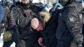 La policía arresta a un hombre durante una protesta contra la detención del líder opositor Alexei Navalny, en Khabarovsk, a 6.100 kms (3.800 millas) al este de Moscú, Rusia, el 23 de enero de 2021 La policía arresta a un hombre durante una protesta contra la detención del líder opositor Alexei Navalny, en Khabarovsk, a 6.100 kms (3.800 millas) al este de Moscú, Rusia, el 23 de enero de 2021