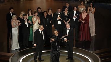 El elenco y el equipo de Oppenheimer aceptan el premio a la mejor película durante los Óscar el domingo 10 de marzo de 2024 en el Dolby Theatre de Los Ángeles.&nbsp;