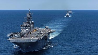 Grupo anfibio listo Iwo Jima (ARG) y la 22.ª Unidad Expedicionaria de Marines (MEU), apoyados por varios destructores.