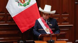 El izquierdista Pedro Castillo prestó juramento como el quinto presidente de Perú en tres años el miércoles en el 200 aniversario de la independencia del país, prometiendo el fin de la corrupción y una nueva constitución.