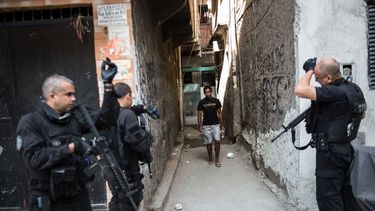 La Policía detuvo a un hombre en el taller artesanal acusado de porte ilegal de armas de fuego y munición de uso restringido