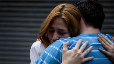 El dirigente estudiantil Jhosman Paredes, preso desde 2014, abraza a Andrea González a las afueras de un tribunal de Caracas.