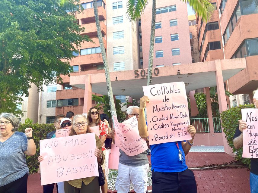 Propietarios de edificio de Miami protestan por desalojo (ARCHIVO)