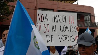 La gente protesta frente al Tribunal Supremo Electoral exigiendo la repetición de las elecciones ante el presunto fraude electoral en la Ciudad de Guatemala el 2 de julio de 2023.