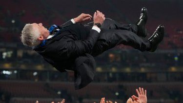 Los jugadores del Real Madrid lanzan por los aires al técnico Carlos Ancelotti tras la victoria ante Borussia Dortmund en la final de la Liga de Campeones, el sábado 1 de junio de 2024, en Londres.&nbsp;