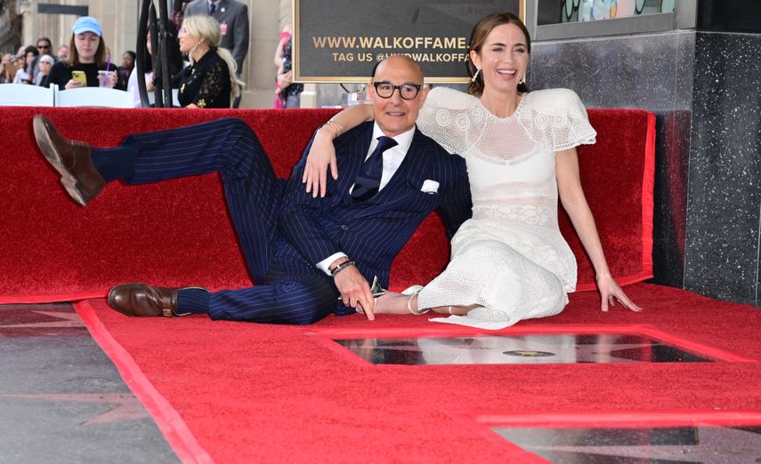 La actriz estadounidense-británica Emily Blunt y el actor estadounidense Stanley Tucci posan para las fotos junto a sus estrellas contiguas durante la ceremonia de entrega de sus estrellas en el Paseo de la Fama en Hollywood, California, el 30 de abril de 2026.