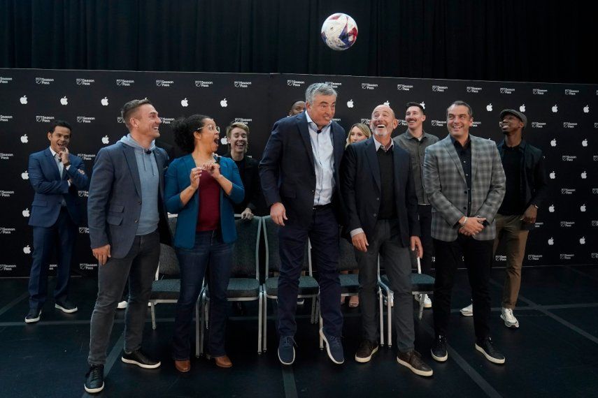 En foto del 10 de enero del 2023, el vicepresidente de servicios de Apple, Eddy Cue, salta para cabecear el balón junto al comisionado de la MLS, Don Garber, durante el anuncio del Season Pass con Apple TV.