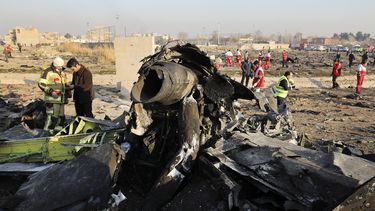 Fotografía del 8 de enero de 2020 de los restos de un avión ucraniano que se estrelló poco después de despegar en Shahedshahr, en el suroeste de Teherán, Irán.