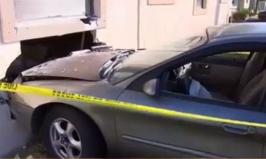 El conductor del vehículo afirmó que chocó contra la casa para evitar golpear a otro auto.