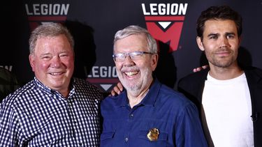 William Shatner, Leonard Maltin y Paul Wesley asisten a la ceremonia de huellas de manos de William Shatner organizada por Legion M durante 2022 Comic-Con International: San Diego en Theatre Box el 21 de julio de 2022 en San Diego, California.&nbsp;