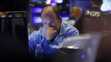 Un inversionista analiza los último movimientos de la Bolsa en Nueva York.