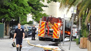 Los bomberos controlan incendio en una casa abandonada.&nbsp;