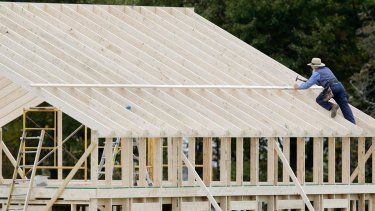 Un trabajador en el techo de un edificio en construcción en Middlefield, Ohio.&nbsp;