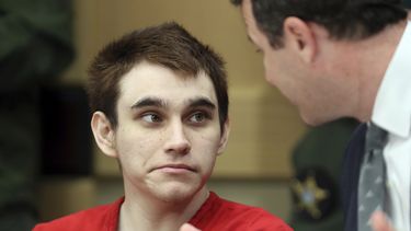 Nikolas Cruz, acusado del asesinato de 17 personas en una la escuela de Florida, habla con uno de sus abogados defensores antes de una audiencia en el Palacio de Justicia del Condado de Broward en Fort Lauderdale, Florida, el miércoles 22 de enero de 2020.