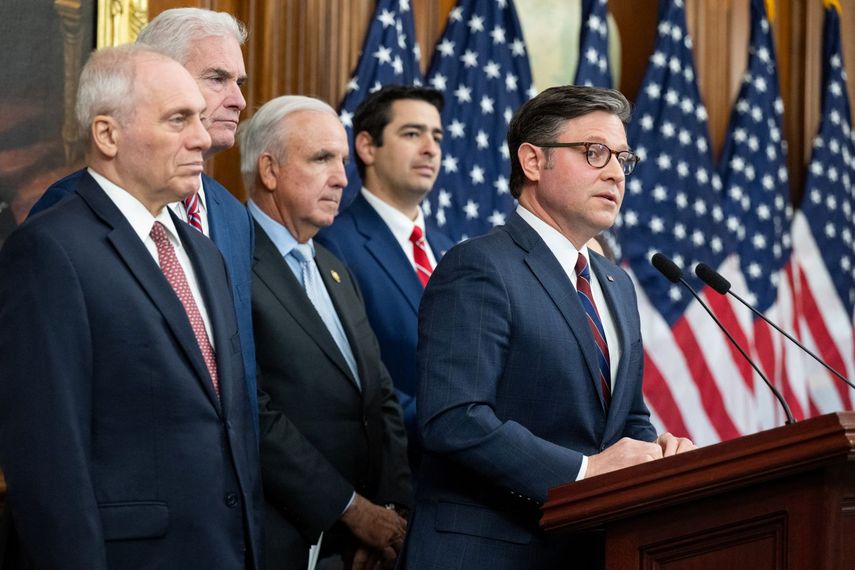 El presidente de la Cámara de Representantes, Mike Johnson, durante una conferencia de prensa en el Capitolio y escoltado por congresistas republicanos.