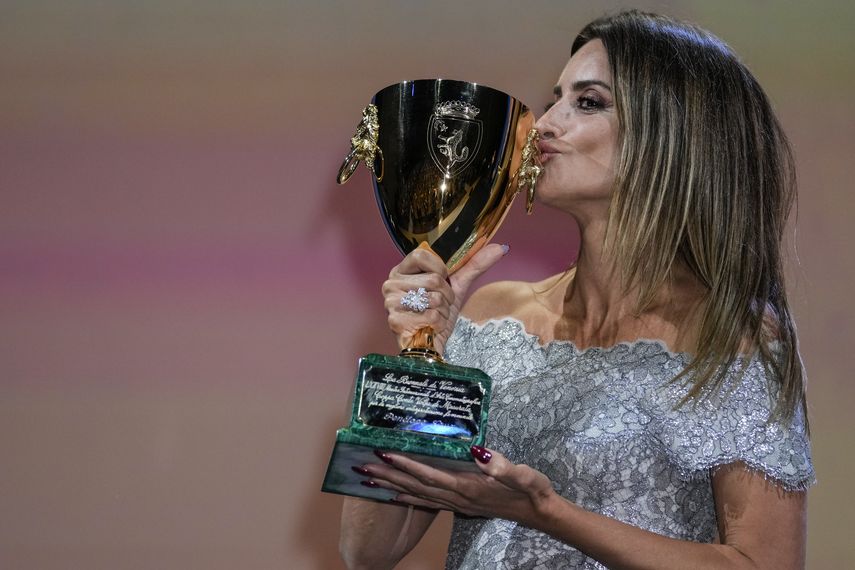 Penélope Cruz posa tras ganar la Copa Volpi a la mejor actriz en el Festival de Cine de Venecia, por su trabajo en Madres paralelas, el sábado 11 de septiembre de 2021 en Venecia, Italia.&nbsp;