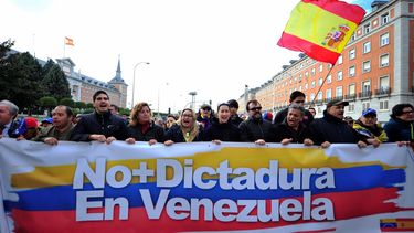 Los participantes han denunciado a la dictadura de Nicolás Maduro y el fraude de los comicios del próximo 20 de mayo bajo gritos como No, no me da la gana una dictadura igual a la cubana.