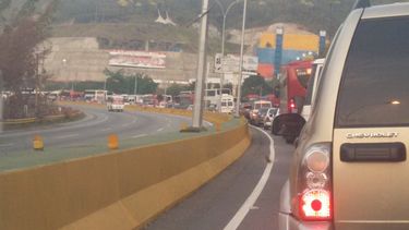 En la autopista Gran Mariscal de Ayacucho (GMA), que conecta las   ciudades dormitorios Guarenas y Guatire con la capital, hay retraso a   la altura del cementerio Jardines del Cercado.