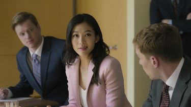En esta imagen proporcionada por Netflix Arden Cho como Ingrid Yun, centro, en una escena de Partner Track.
