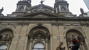 Soldados y la polic&iacute;a nacional forman parte de un operativo para evitar la propagaci&oacute;n del nuevo coronavirus frente a la catedral de Santiago, Chile, el lunes 8 de junio de 2020.