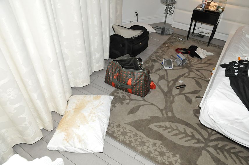 Aparato de presi&oacute;n arterial, almohada manchada de algo y otros art&iacute;culos fueron encontrados en la habitaci&oacute;n.
