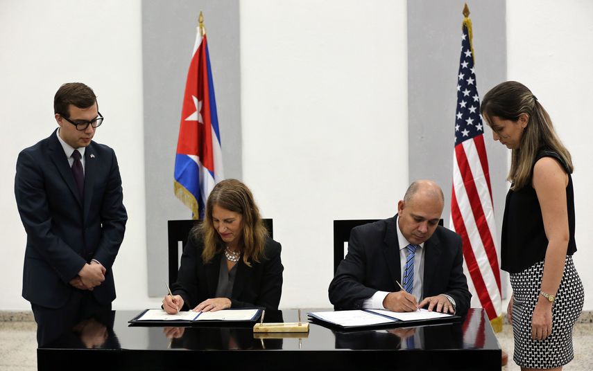 La secretaria de Salud de EEUU, Sylvia Burwell, y el titular del Ministerio de Salud de Cuba, Roberto Morales