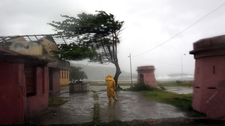 Un hombre observa el mar este martes 04 de octubre de 2016, en la ciudad de Baracoa, en Guantánamo, donde se presentaron vientos de unas 140 millas (220 km/h), como parte del azote del huracán Matthew.