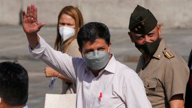 El presidente de Perú, Pedro Castillo, saluda a los periodistas después de que su gabinete partió hacia el Congreso para pedir a los legisladores un voto de confianza en Lima, Perú. Castillo juró el cuarto gabinete de su medio año en el cargo el martes en medio de críticas por su malas elecciones previas para los ministros e incluso llamados de sus rivales a renunciar.
