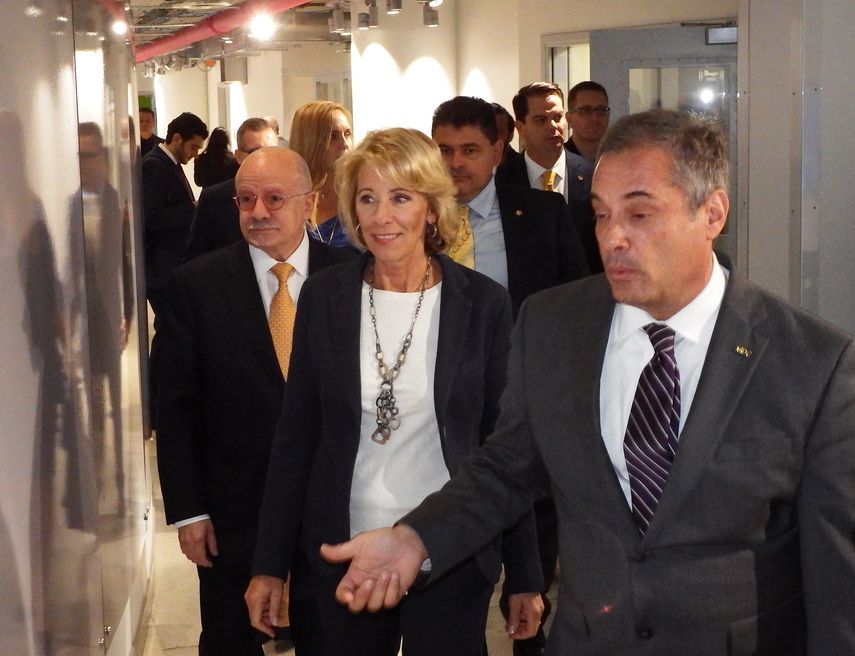 El director del centro MAGIC, Mauricio&nbsp;Ferrazza, guía a la secretaria de Educación durante su visita al centro académico.