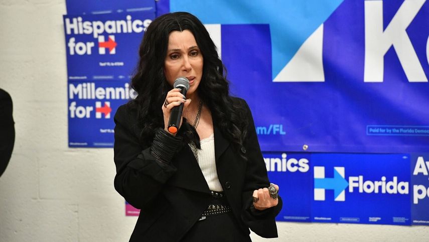 La cantante Cher, durante su acto de apoyo a la candidata demócrata Hillary Clinton en su sede de campaña en Miami.