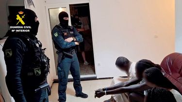 Oficiales de la Guardia Civil durante una operación policial para desmantelar una red involucrada en el reclutamiento y tráfico de niñas extranjeras no acompañadas que se encuentran en centros de acogida, operando principalmente desde la isla de Gran Canaria.