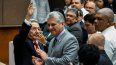 El dictador Raúl Castro (izquierda) saluda junto al designado gobernante del castrismo, Miguel Díaz-Canel (centro) durante una sesión de la Asamblea Nacional que seleccionará al Consejo de Estado de Cuba, en La Habana, el 18 de abril de 2018. El dictador Raúl Castro (izquierda) saluda junto al designado gobernante del castrismo, Miguel Díaz-Canel (centro) durante una sesión de la Asamblea Nacional que seleccionará al Consejo de Estado de Cuba, en La Habana, el 18 de abril de 2018.