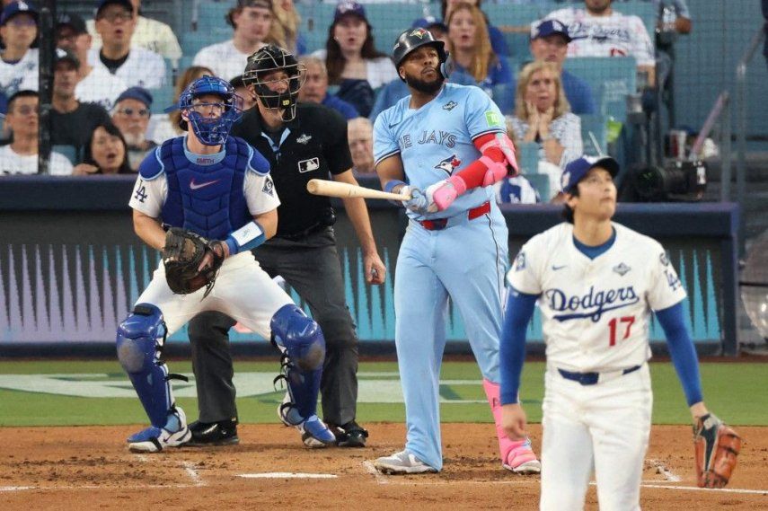 Vladimir Guerrero Jr. (#27) de los Toronto Blue Jays observa tras conectar un jonrón de dos carreras en la tercera entrada contra Shohei Ohtani (#17) de los Los Angeles Dodgers en el cuarto juego de la Serie Mundial 2025 en el Dodger Stadium el 28 de octubre de 2025 en Los Ángeles, California.  Vladimir Guerrero Jr. (#27) de los Toronto Blue Jays observa tras conectar un jonrón de dos carreras en la tercera entrada contra Shohei Ohtani (#17) de los Los Angeles Dodgers en el cuarto juego de la Serie Mundial 2025 en el Dodger Stadium el 28 de octubre de 2025 en Los Ángeles, California.
