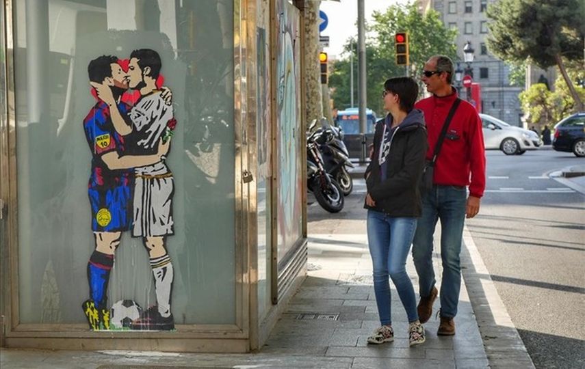 Las personas que pasean por el Paseo de Gracias en Barcelona observan la pintura.