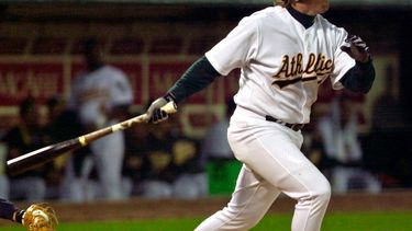  Jeremy Giambi, exgrandeliga de los Atléticos de Oakland, conecta un jonrón ante los Marineros de Seattle, el 16 de abril de 2002