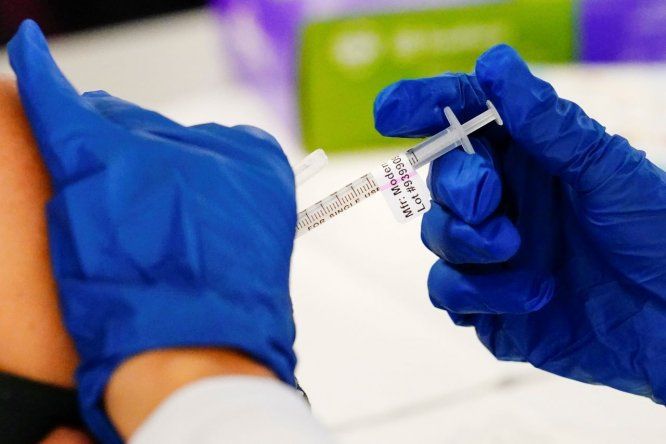 Un trabajador sanitario administra una dosis de la vacuna de Moderna contra el COVID-19 en una clínica de vacunación, en Norristown, Pensilvania.&nbsp;