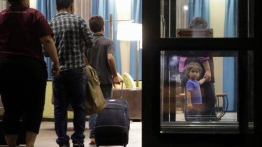 Migrantes ingresan a Estados Unidos acompañados de niños.&nbsp;