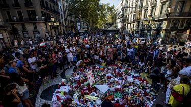 Cientos de ciudadanos se han acercado a Las Ramblas para dejar flores y velas encendidas en un punto de la calzada central, situado frente al Teatre del Liceu, sobre un cartel con el lema Catalunya, lloc de pau (Cataluña, lugar de paz). &nbsp;