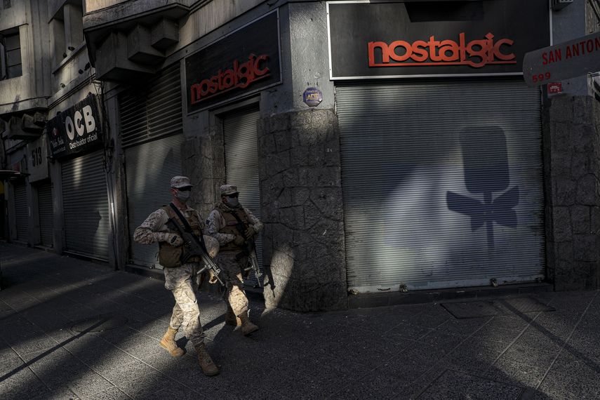 Soldados patrullan una calle para asegurar el cumplimiento de la poblaci&oacute;n de una cuarentena en medio de la pandemia del nuevo coronavirus, en Santiago de Chile, el s&aacute;bado 18 de abril de 2020.&nbsp;