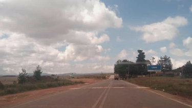 Entrada al pueblo de Luepa, en horas de la tarde de este domingo.&nbsp; En horas de la ma&ntilde;ana la v&iacute;a estuvo cerrada pero ya hay paso. Los habitantes de la zona prefieren resguardarse en sus viviendas.&nbsp;