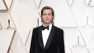 Brad Pitt llega a la alfombra roja con un clásico traje en color negro.&nbsp;