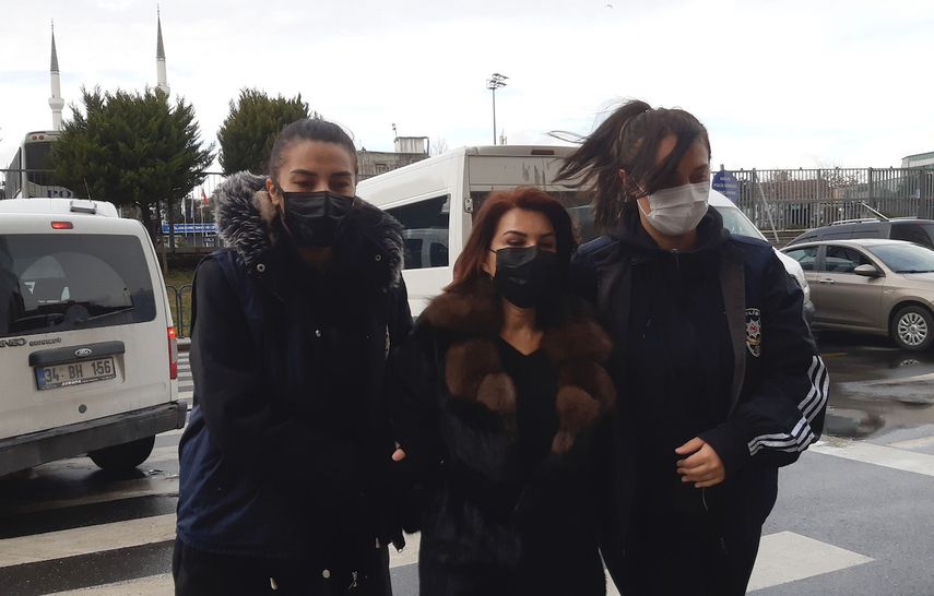 Agentes de policía escoltan a Sedef Kabas, una conocida periodista turca antes de su comparecencia ante una corte en Estambul, el sábado 22 de enero de 2022. Kabas quedó detenida a la espera de juicio por insultos al presidente de Turquía, Recep Tayyip Erodgan, según su abogado.&nbsp;
