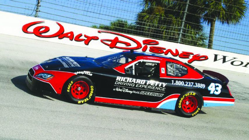Dentro de los parques de Disney en Orlando, FL se encuentra la pista de carrera de Richard Petty Driving Experience.