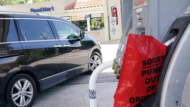 Un cliente sale de una estación de Chevron que quedó sin gasolina, el miércoles 12 de mayo de 2021, en Miami.&nbsp;