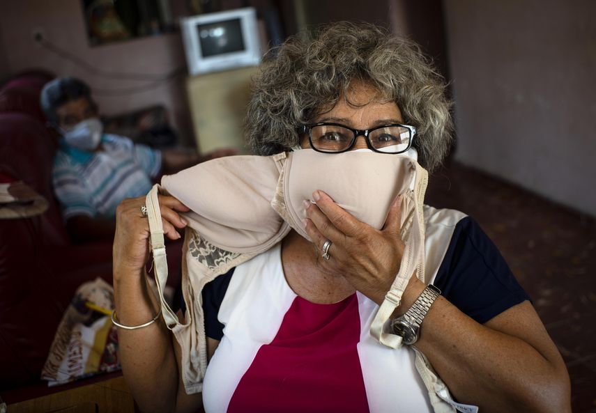 Idania Espa&ntilde;ola, de 63 a&ntilde;os, posa para una foto que muestra un sost&eacute;n que adaptar&aacute; en dos m&aacute;scaras faciales, en medio de la propagaci&oacute;n del nuevo coronavirus en Coj&iacute;mar, Cuba, al este de La Habana, el martes 31 de marzo de 2020.&nbsp;&nbsp;