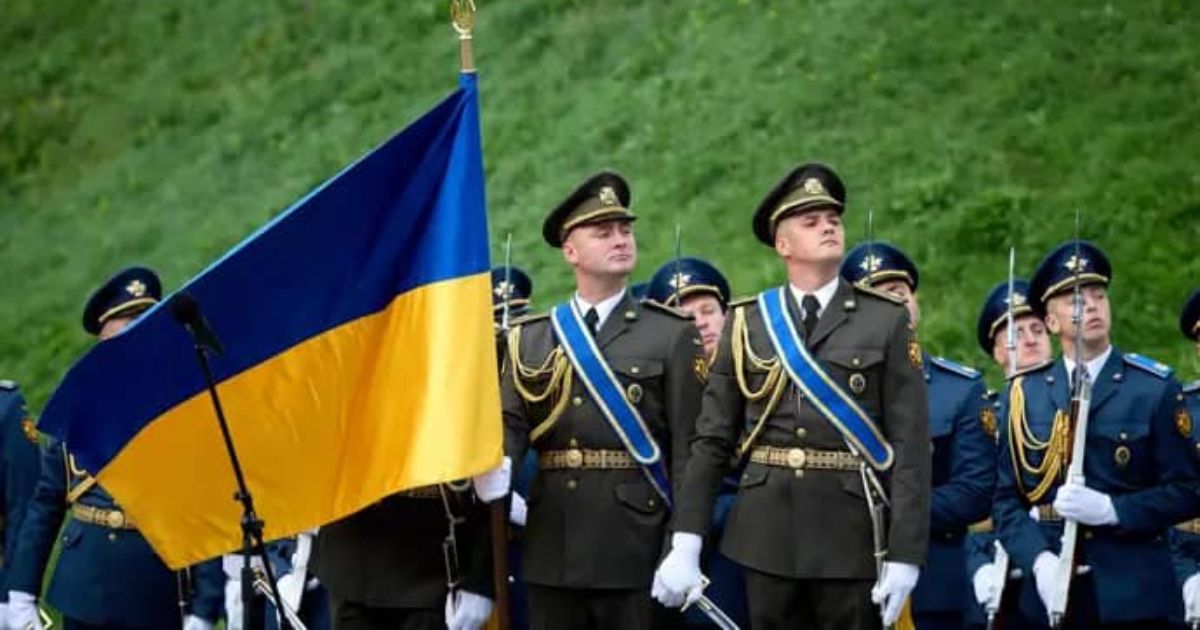 Rusia y Ucrania intercambian prisioneros de guerra, mientras el mundo felicita a Kiev por su independencia