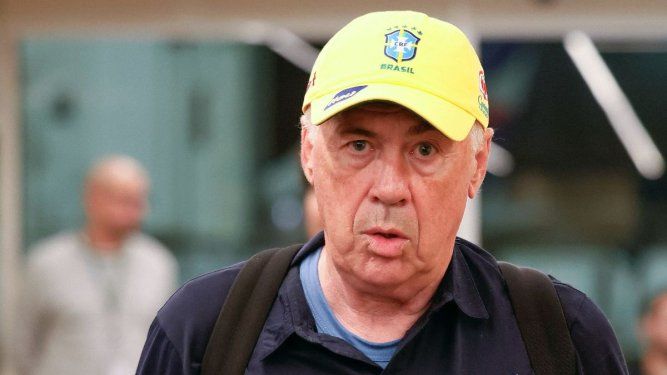 Esta fotografía, publicada por la Confederación Brasileña de Fútbol (CBF), muestra al nuevo entrenador de la selección brasileña, el italiano Carlo Ancelotti, llegando al Aeropuerto Internacional Galeao en Río de Janeiro, Brasil, el 25 de mayo de 2025.